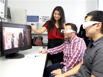 Volle Durchsicht auf den Film und gleichzeitig die Untertitel im Blick: So soll die Kino-Datenbrille funktionieren. Foto: Westsächsische Hochschule Zwickau
