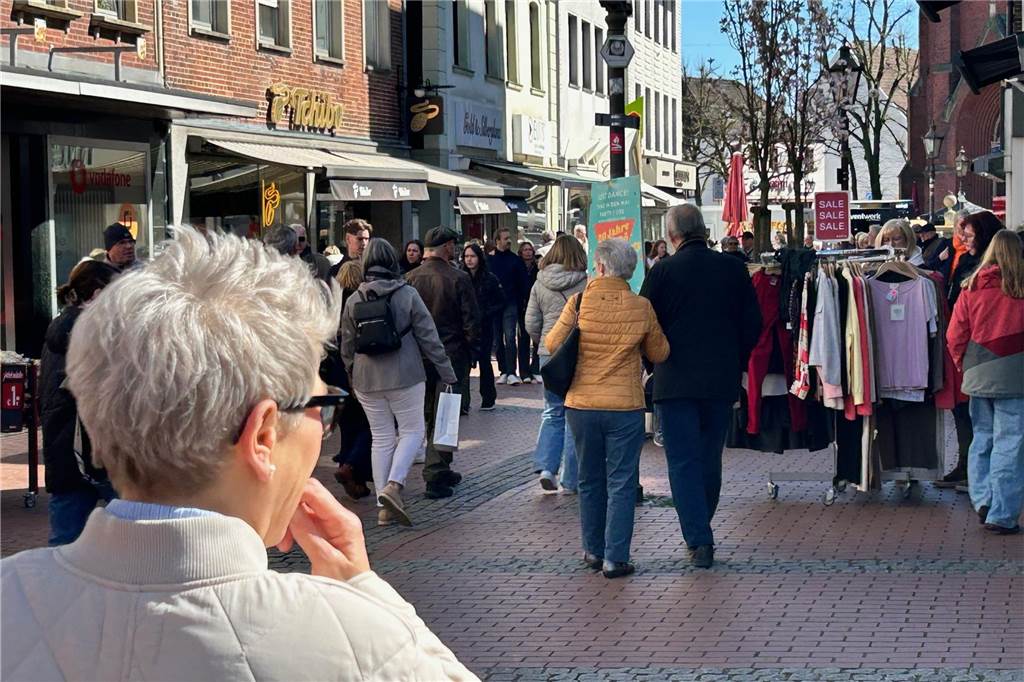 Volle City am Sonntag: Cheatdays und geöffnete Läden lockten Besucher Fußgängerzone mit vielen Menschen