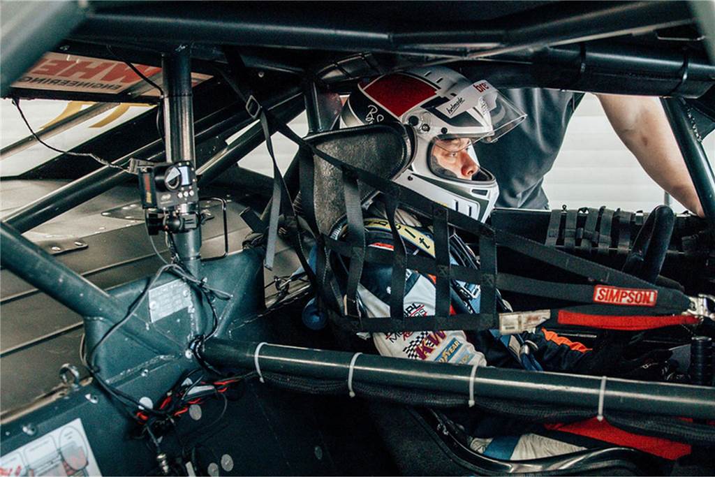 Die Erfolgsgeschichte geht weiter: Halterner überrascht direkt am ersten NASCAR-Rennwochenende Volle Konzentration vor dem Start: Der erste war noch etwas holprig, beim zweiten lief es für Julien Rehberg schon viel besser.