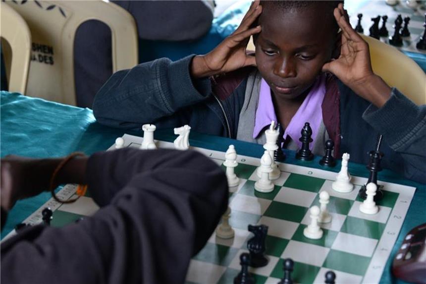 Schach-Boom in den Slums von Uganda und Kenia Volle Konzentration: Zwei junge Kenianer spielen Schach. Foto: Gioia Forster