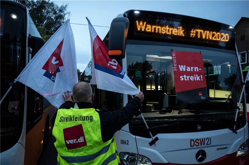 Warnstreik: 13.000 Streikende stoppen Bus- und Bahnverkehr in NRW-Städten Volle Straßen, Busse und Bahnen in den Depots: Abermals mussten Pendler wegen eines ganztägigen Warnstreiks im öffentlichen Nahverkehr mit Einschränkungen zurechtkommen.
