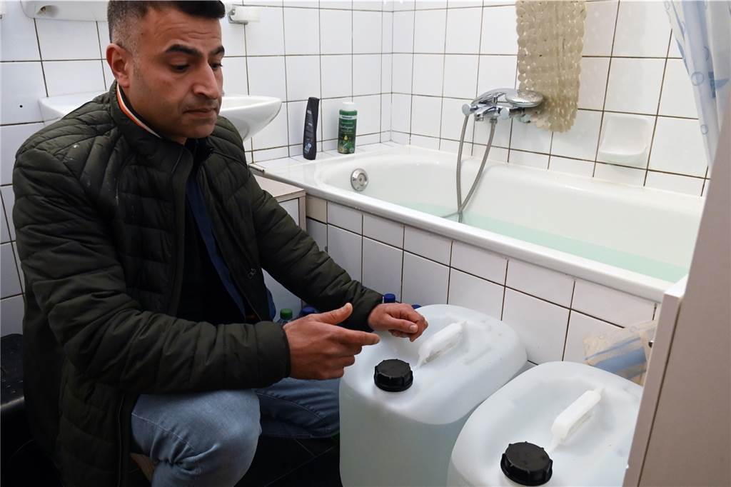 Belvona zahlt Rechnungen nicht: Mietern droht Wassersperre Mehmet Yüksel hat wegen der drohenden Wassersperre Vorräte angelegt.