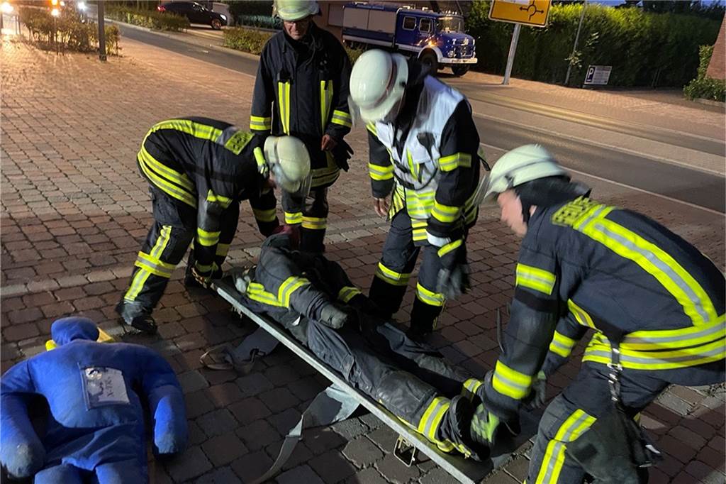 Feuerwehr und THW im Einsatz an der Selmer Kreisstraße: Was war da los? Vollen Körpereinsatz zeigten die Einsatzkräfte aus Lünen und Selm bei der Großübung am Freitagabend.