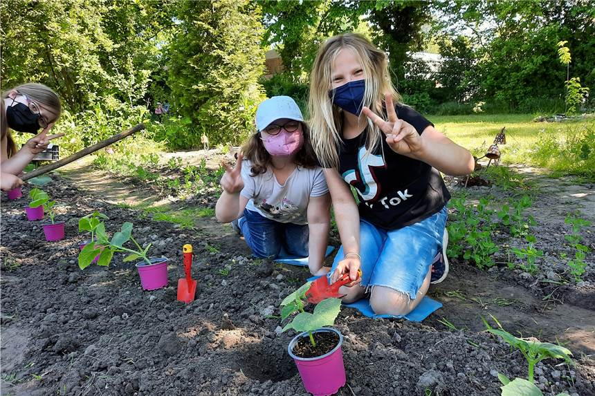 Dortmunder Schule stärkt ihre Schüler mit nachhaltigem Projekt Voller Einsatz bei der Gartenarbeit: Die Schülerinnen und Schüler der Paul-Dohrmann-Schule.