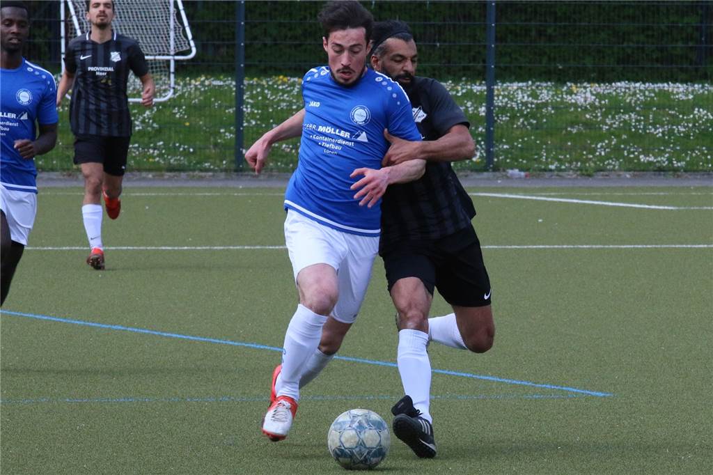 Erfahrung zählt: Zwei Routiniers verlängern beim SV Frömern Voller Einsatz für den SV Frömern - auch in der kommenden Saison: Mohamed El Osman (r.) hält in dieser Szene den Kamener Doppeltorschützen Serkan Gül.