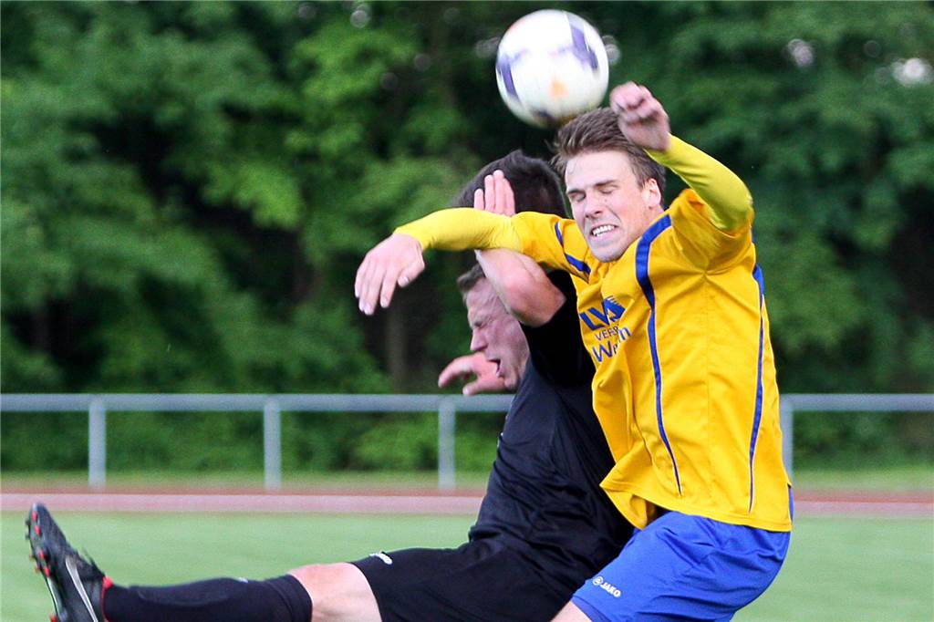 Weitere Rückkehrer verstärken Ü32 des SV Herbern Marvin Bruland im Kopfballduell