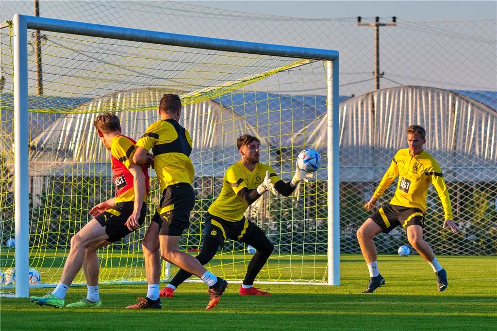 Marcel Lotka hat bei der BVB-U23 die Nase vorn: „Er kann in der Bundesliga bestehen“ Marcel Lotka fängt den Ball.