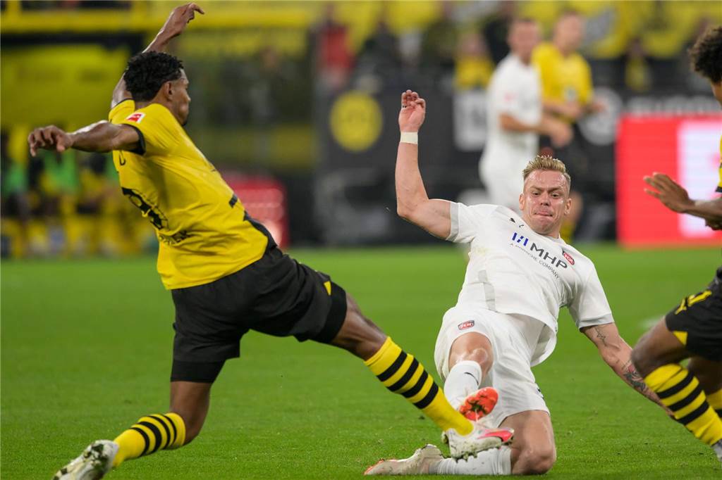 Lennard Maloney führt einen Zweikampf mit Sebastien Haller.
