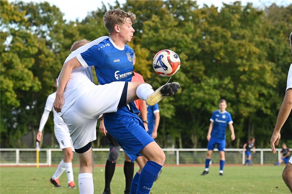Später Platzverweis erhitzt die Gemüter im Derby Voller Einsatz: Jonas Gerdemann (r.) und Julius Sandkühler kämpfen um jeden Zentimeter.