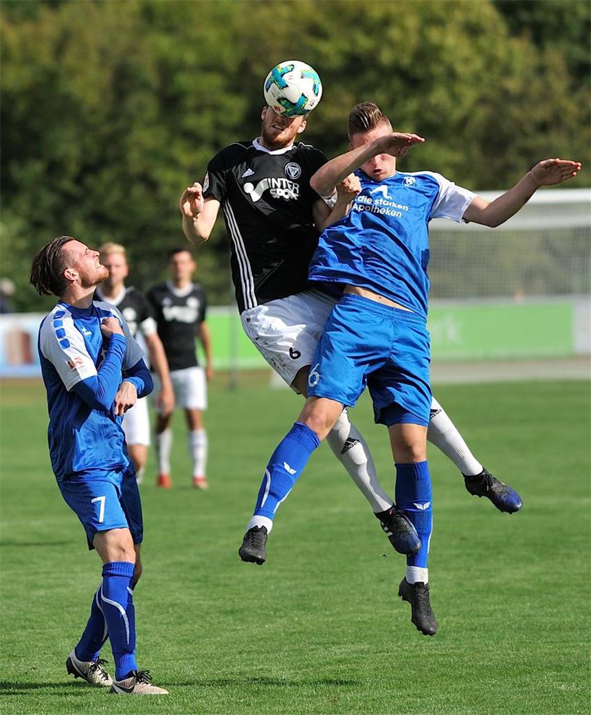 Kein klassisches Aufsteigerduell Voller Einsatz von Lars Pöhlker (M.) im Spiel gegen Ahlen. Auch gegen Herne wird er am Sonntag an sein Maximum gehen müssen.