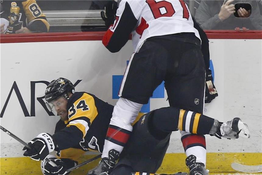 Kühnhackl-Team sichert sich Heimvorteil in NHL-Playoffs Voller Einsatz: Pittsburgh Tom Kühnhackl (l) beim Duell mit Ottawas Ben Harpur. Foto: Keith Srakocic