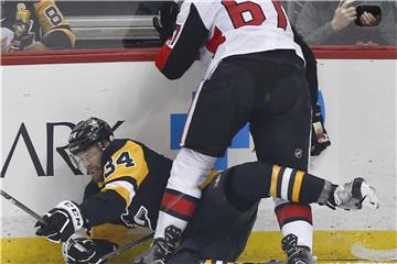 Voller Einsatz: Pittsburgh Tom Kühnhackl (l) beim Duell mit Ottawas Ben Harpur. Foto: Keith Srakocic