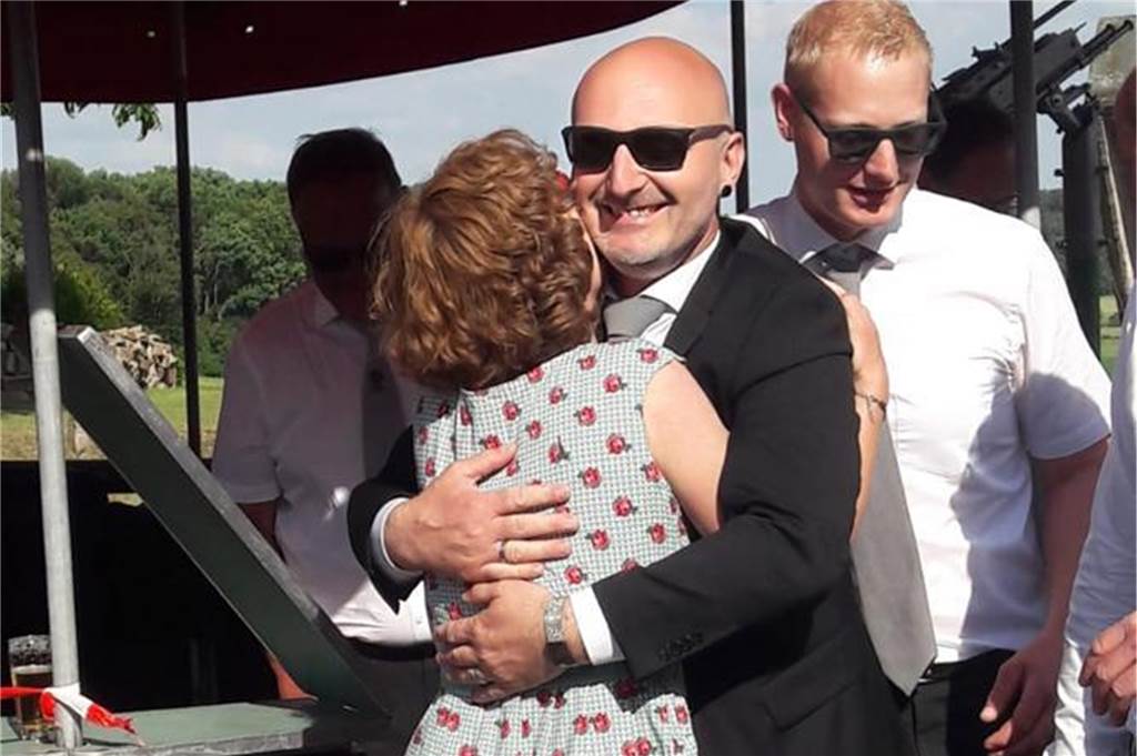 Runkelschützenfest: Neues Königspaar nach drei Jahren Corona-Pause Voller Freude umarmt Sascha Stalberg seine Frau und jetzt auch Königin Jennifer nach dem Siegschuss.