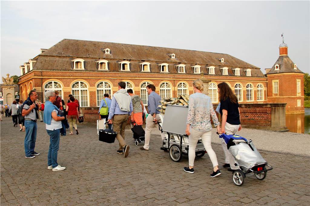 Musikfestival am Schloss Nordkirchen: Gute Nachrichten für die Besucher Voller Vorfreude kommen die Besucherinnen und Besucher zum Schloss. Auch, um dort zu picknicken. Diese Picknick-Plätze sind für 2023 allerdings ausgebucht.