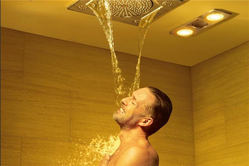 Wellness im Badezimmer: Die passende Dusche finden Voller Wasserschwall und Erholung pur: Eine Regendusche mit Lichtstimmung - hier ein Modell von Grohe Spa. Foto: Grohe Spa/VDS