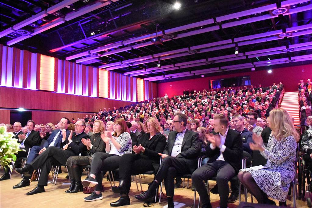 Viele Fotos: Ahauser Neujahrsempfang mit Sekt, neuem Image-Video und Spahn-Komplimenten Volles Haus: Auch in diesem Jahr strömten wieder zahlreiche Gäste – rund 500 wurden gezählt – zum Neujahrsempfang.