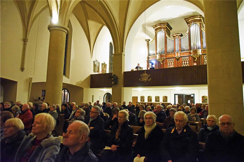 Drei Musiker spielen beim Konzert zum Ende der Weihnachtszeit den Frühling herbei Volles Haus beim Weihnachtskonzert.