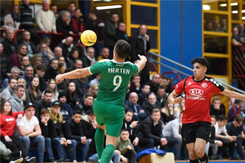 Gringel hat sie (fast) alle: Mitternachtscup-„Erfinder“ selbst besorgt auch Helfer-Outfits Hallenfußball, 13. Kick-mit-Schmidt-Mitternachtscup der DJK Spvgg. Herten 29. Dezember 2018. Foto: Krimpmann