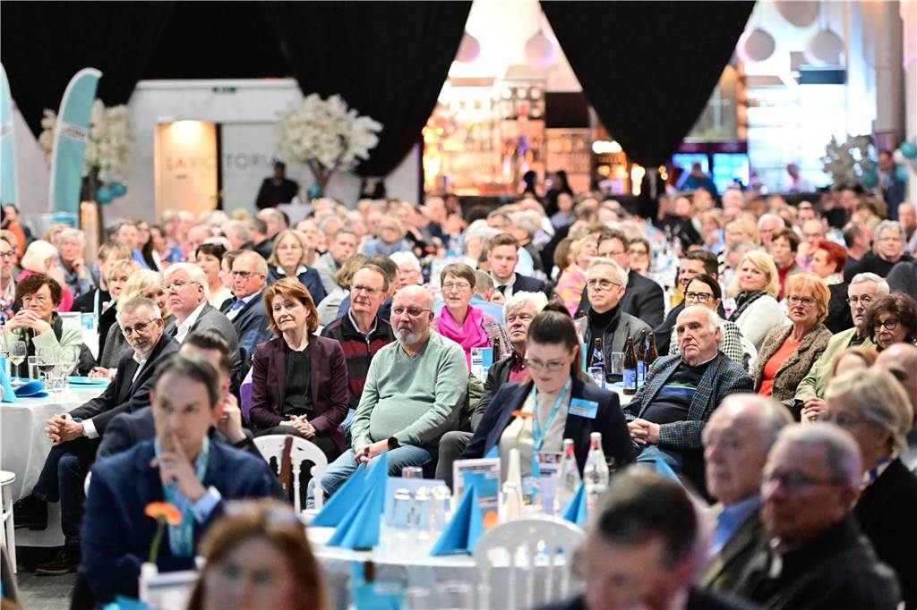 Volles Haus in der La Victoria Eventhalle