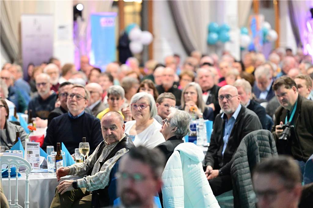 Volles Haus in der La Victoria Eventhalle