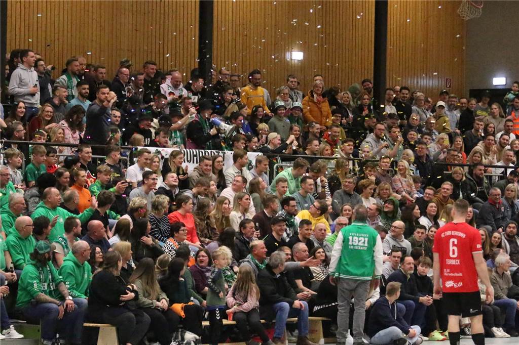 Revanche geglückt dank starker Keeper: HC TuRa Bergkamen tanzt nun im Wohnzímmer des SuS Oberaden Volles Haus in Oberaden: Fast 900 Zuschauer sahen ein rassiges Stadtderby in der Römerberg-Sporthalle. Und gab wieder Konfetti gleich nach Spielbeginn.