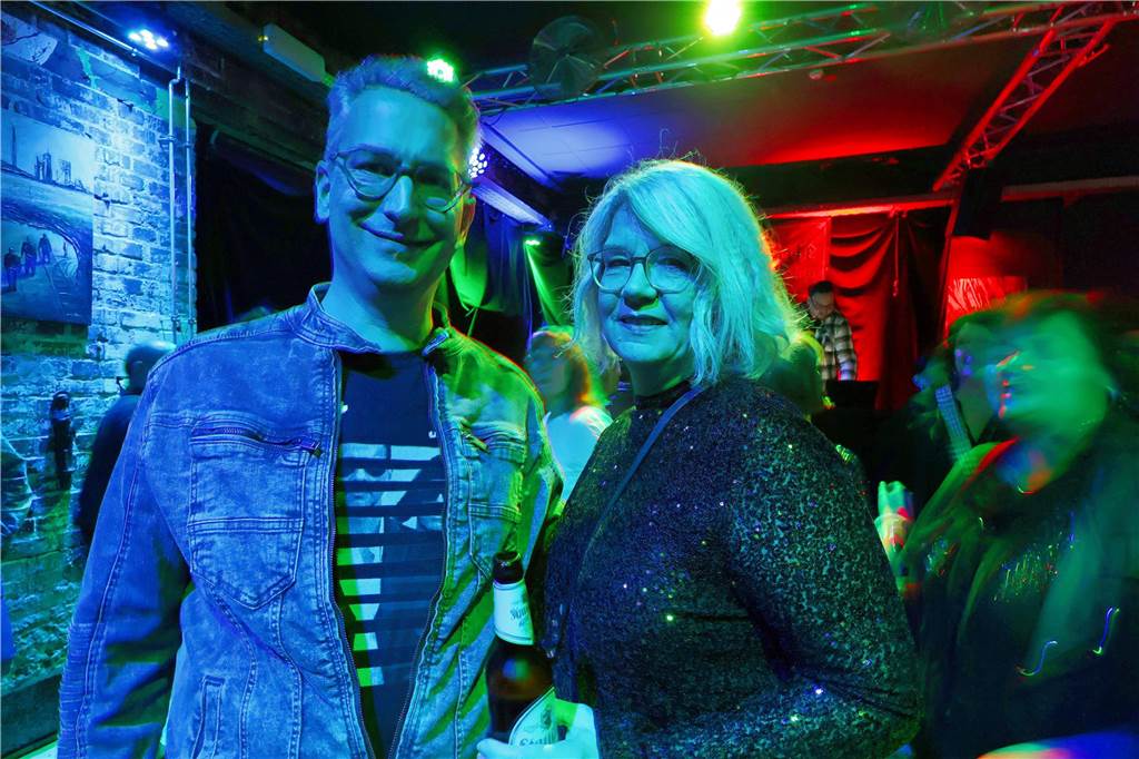 „Volles Haus“ konnte auch Heinz-Bernd Töns im Vinylcafé Schwarzes Gold vermelden. Rund 130 Partyfans feierten hier ausgelassen den Jahreswechsel. Für Stimmung sorgte diesmal DJ Phil, der schon weit vor Mitternacht das Café in eine riesige Tanzfläche verwandeln konnte. Und die traditionelle „Neujahrs-Currywurst“ als Mitternachtssnack durfte natürlich auch nicht fehlen.