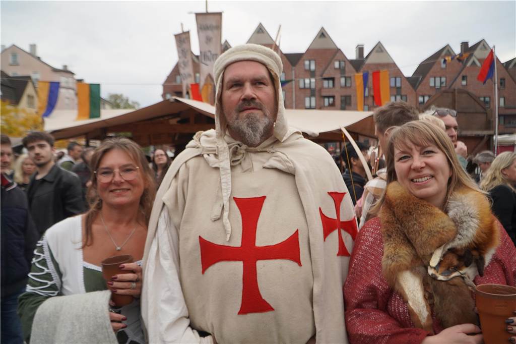 Volles Programm auf dem Mittelaltermarkt in Castrop. Am Sonntag durften die Gäste Schwertkämpfe von Rittern, Hexen- und Spinnenshows sowie viele weitere Attraktionen bestaunen.