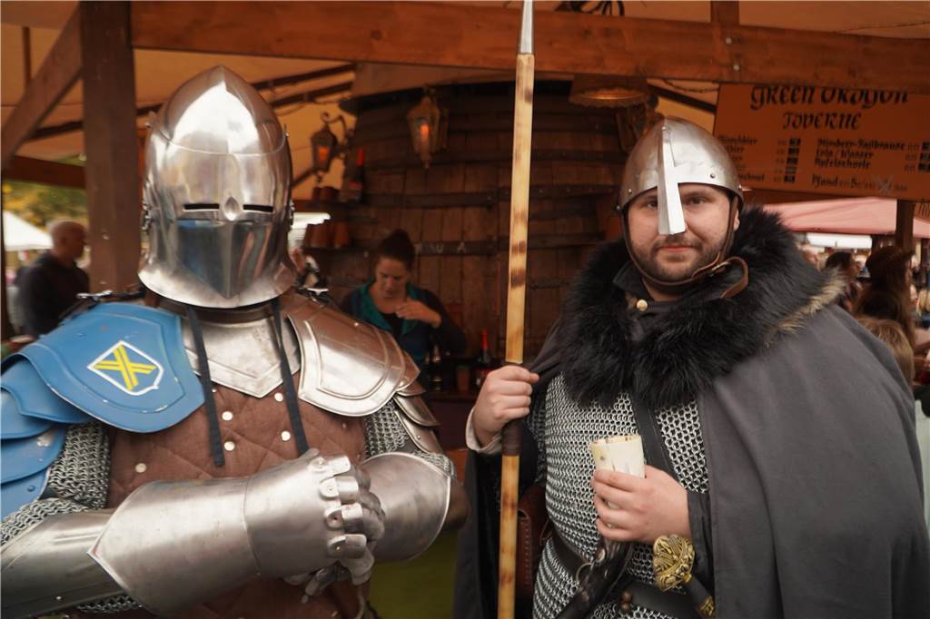 Volles Programm auf dem Mittelaltermarkt in Castrop. Am Sonntag durften die Gäste Schwertkämpfe von Rittern, Hexen- und Spinnenshows sowie viele weitere Attraktionen bestaunen.