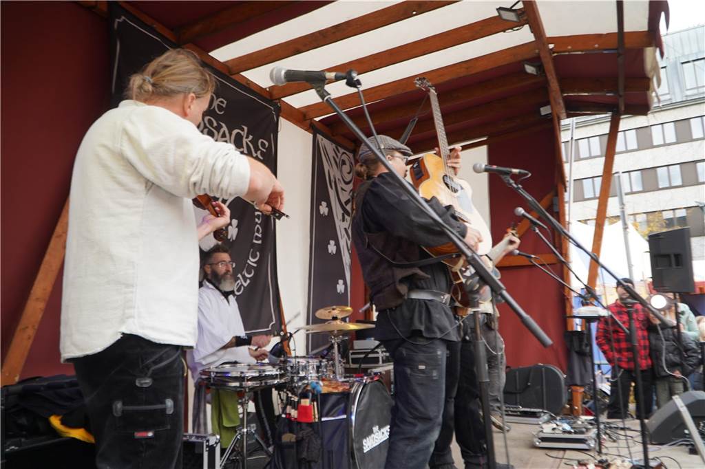 Volles Programm auf dem Mittelaltermarkt in Castrop. Am Sonntag durften die Gäste Schwertkämpfe von Rittern, Hexen- und Spinnenshows sowie viele weitere Attraktionen bestaunen.