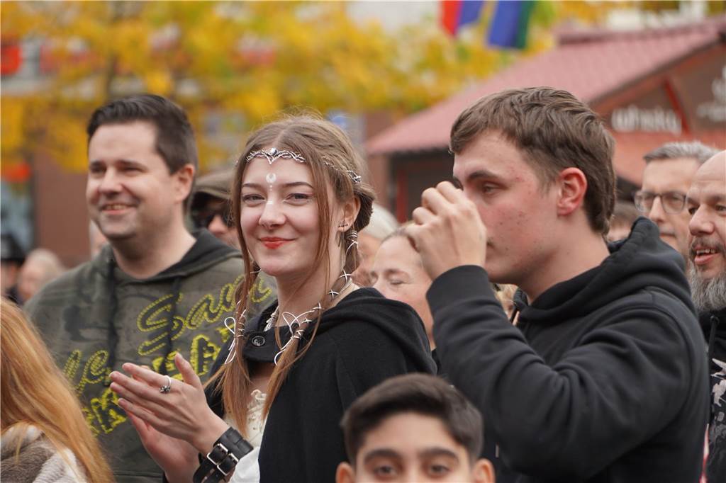 Volles Programm auf dem Mittelaltermarkt in Castrop. Am Sonntag durften die Gäste Schwertkämpfe von Rittern, Hexen- und Spinnenshows sowie viele weitere Attraktionen bestaunen.
