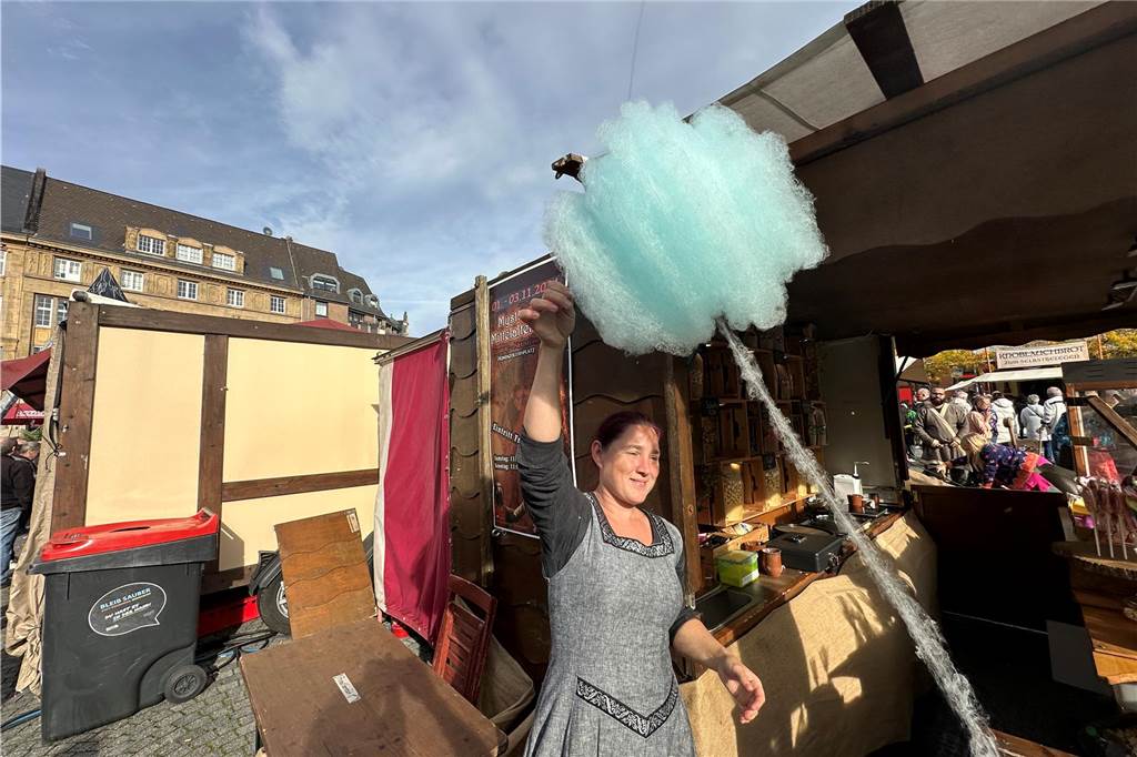 Volles Programm auf dem Mittelaltermarkt in Castrop. Am Sonntag durften die Gäste Schwertkämpfe von Rittern, Hexen- und Spinnenshows sowie viele weitere Attraktionen bestaunen.