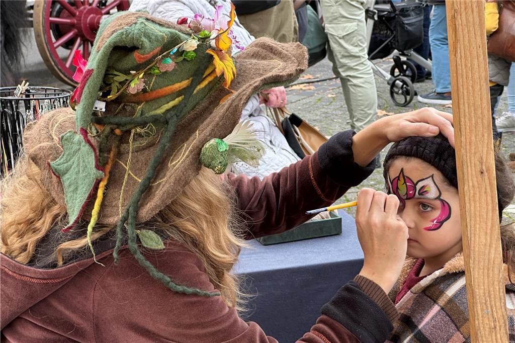 Volles Programm auf dem Mittelaltermarkt in Castrop. Am Sonntag durften die Gäste Schwertkämpfe von Rittern, Hexen- und Spinnenshows sowie viele weitere Attraktionen bestaunen.