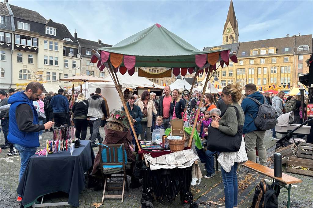 Volles Programm auf dem Mittelaltermarkt in Castrop. Am Sonntag durften die Gäste Schwertkämpfe von Rittern, Hexen- und Spinnenshows sowie viele weitere Attraktionen bestaunen.