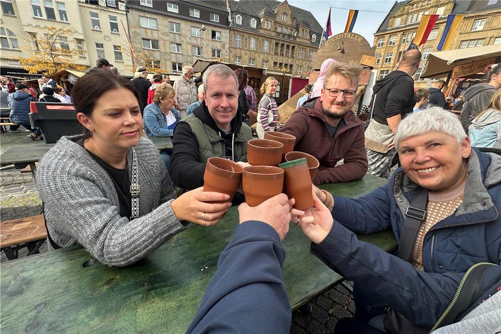Volles Programm auf dem Mittelaltermarkt in Castrop. Am Sonntag durften die Gäste Schwertkämpfe von Rittern, Hexen- und Spinnenshows sowie viele weitere Attraktionen bestaunen.