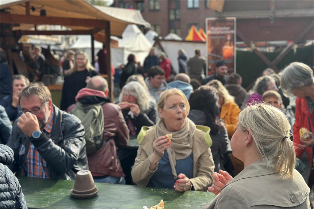 Volles Programm auf dem Mittelaltermarkt in Castrop. Am Sonntag durften die Gäste Schwertkämpfe von Rittern, Hexen- und Spinnenshows sowie viele weitere Attraktionen bestaunen.