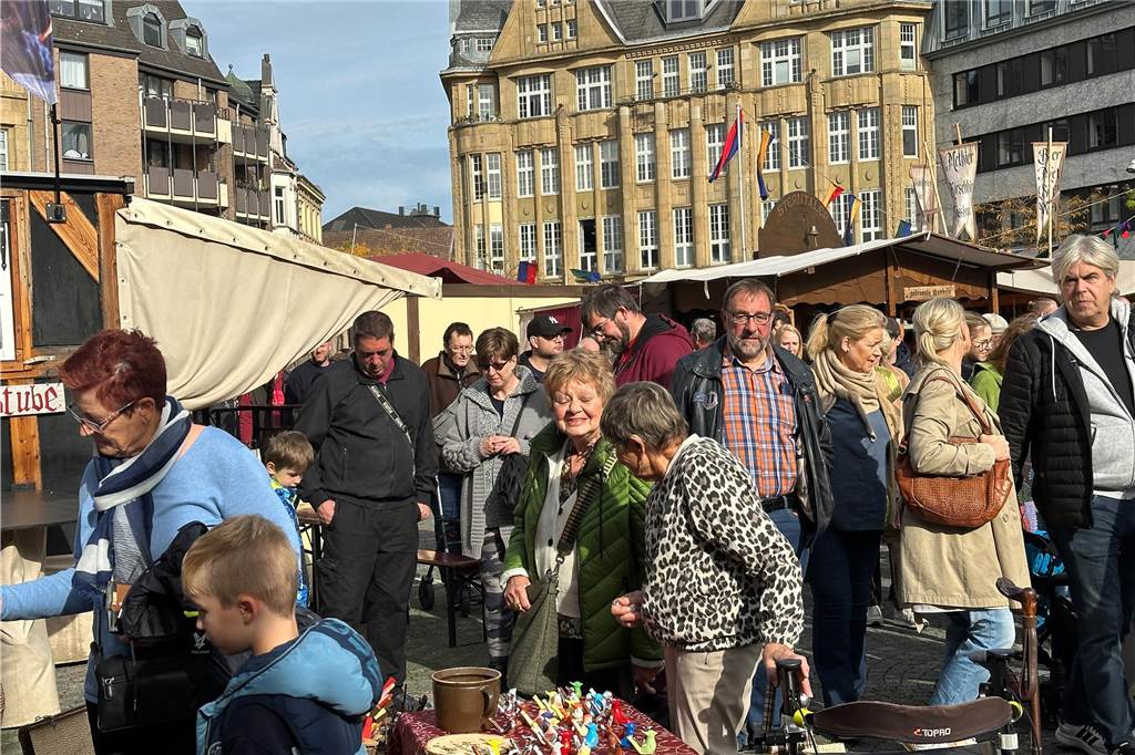 Volles Programm auf dem Mittelaltermarkt in Castrop. Am Sonntag durften die Gäste Schwertkämpfe von Rittern, Hexen- und Spinnenshows sowie viele weitere Attraktionen bestaunen.