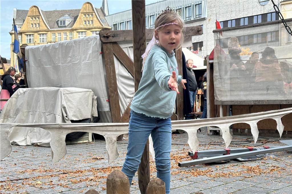 Volles Programm auf dem Mittelaltermarkt in Castrop. Am Sonntag durften die Gäste Schwertkämpfe von Rittern, Hexen- und Spinnenshows sowie viele weitere Attraktionen bestaunen.