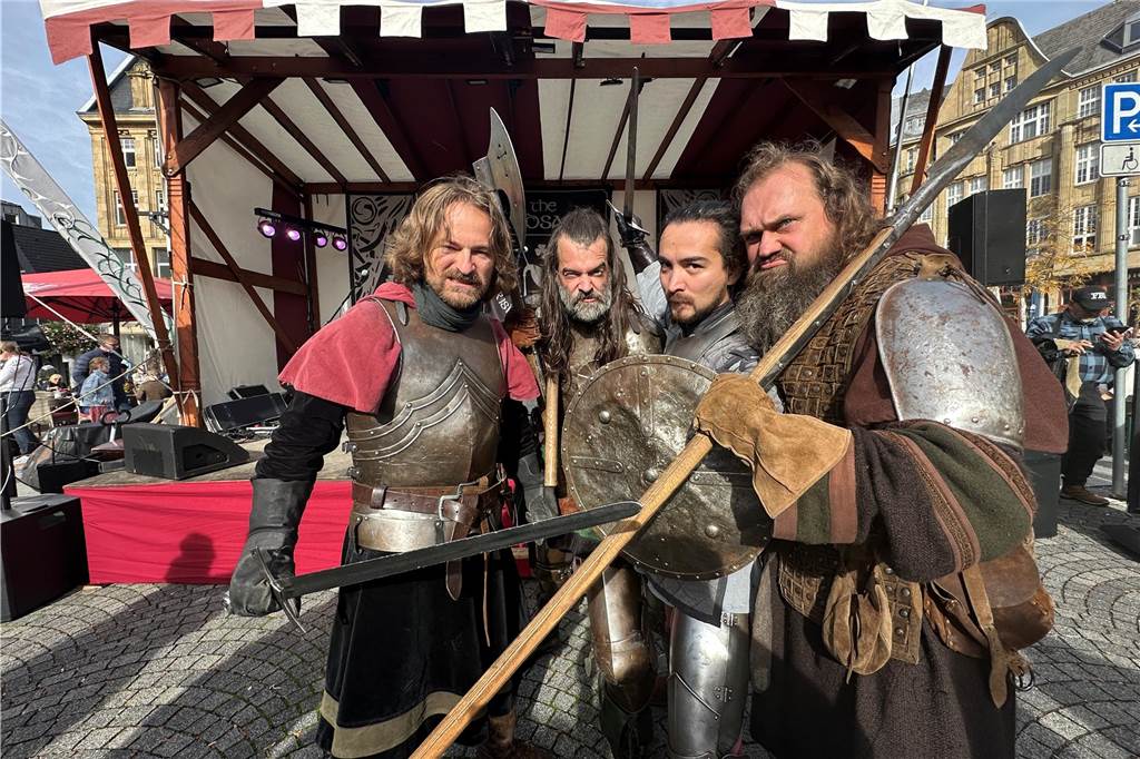 Volles Programm auf dem Mittelaltermarkt in Castrop. Am Sonntag durften die Gäste Schwertkämpfe von Rittern, Hexen- und Spinnenshows sowie viele weitere Attraktionen bestaunen.