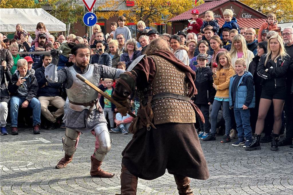 Volles Programm auf dem Mittelaltermarkt in Castrop. Am Sonntag durften die Gäste Schwertkämpfe von Rittern, Hexen- und Spinnenshows sowie viele weitere Attraktionen bestaunen.