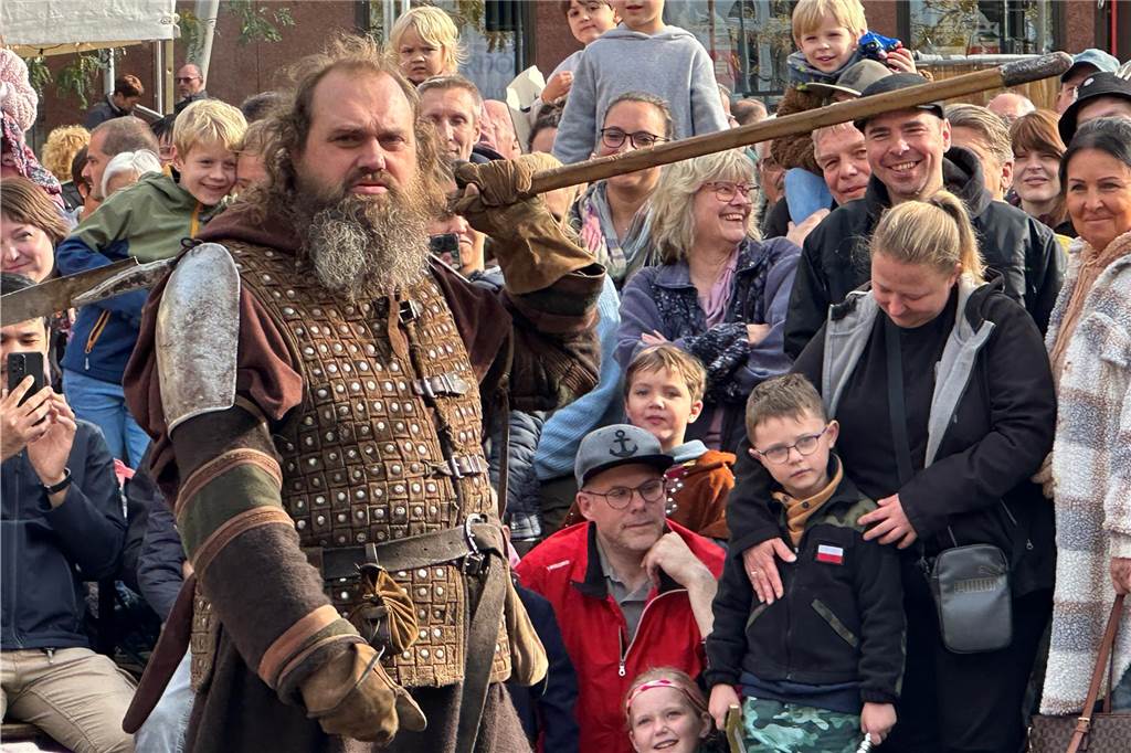 Volles Programm auf dem Mittelaltermarkt in Castrop. Am Sonntag durften die Gäste Schwertkämpfe von Rittern, Hexen- und Spinnenshows sowie viele weitere Attraktionen bestaunen.