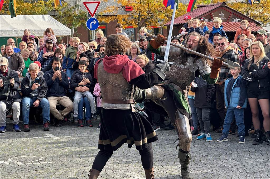Volles Programm auf dem Mittelaltermarkt in Castrop. Am Sonntag durften die Gäste Schwertkämpfe von Rittern, Hexen- und Spinnenshows sowie viele weitere Attraktionen bestaunen.