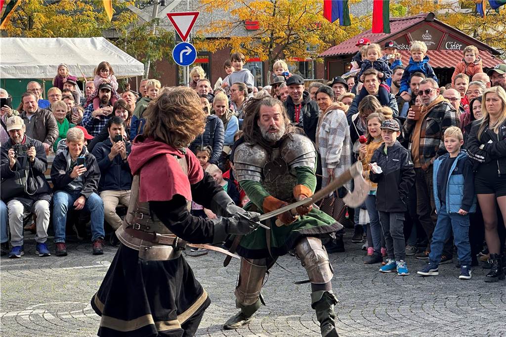 Volles Programm auf dem Mittelaltermarkt in Castrop. Am Sonntag durften die Gäste Schwertkämpfe von Rittern, Hexen- und Spinnenshows sowie viele weitere Attraktionen bestaunen.