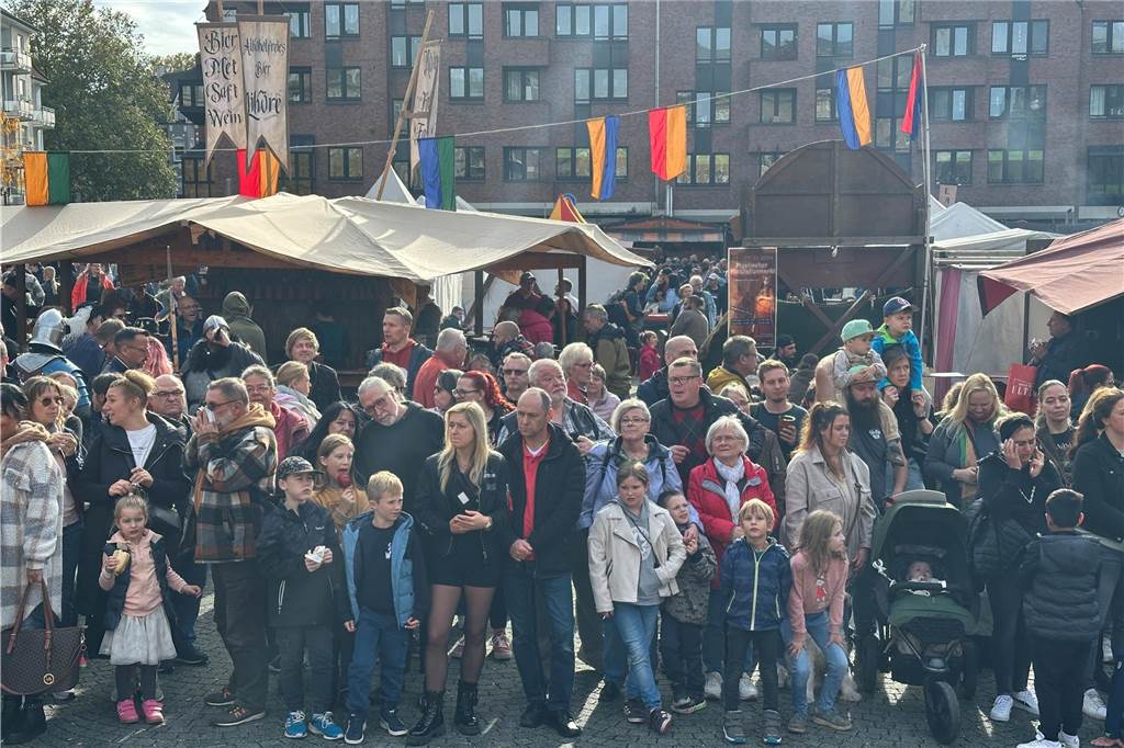 Volles Programm auf dem Mittelaltermarkt in Castrop. Am Sonntag durften die Gäste Schwertkämpfe von Rittern, Hexen- und Spinnenshows sowie viele weitere Attraktionen bestaunen.