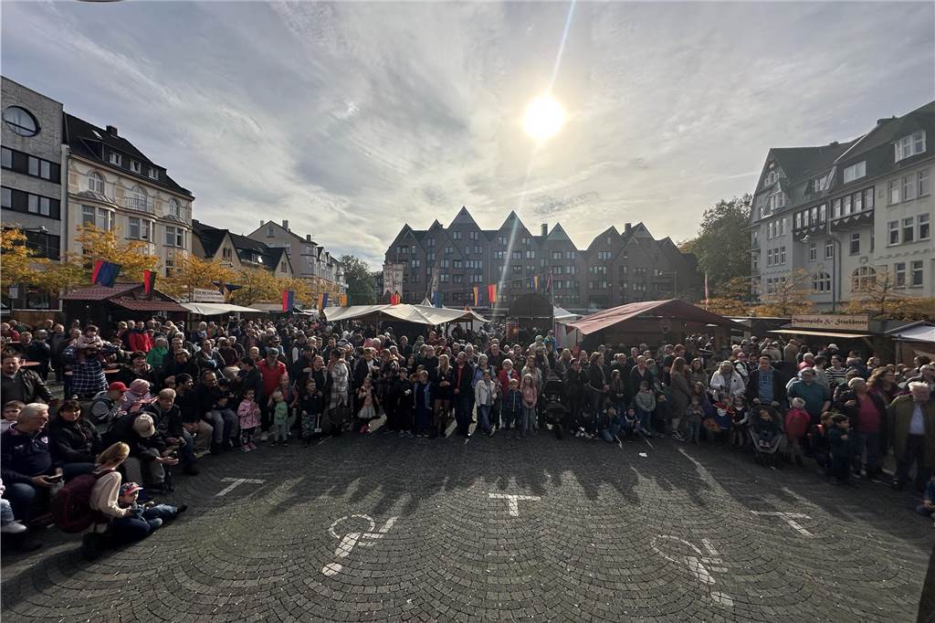Volles Programm auf dem Mittelaltermarkt in Castrop. Am Sonntag durften die Gäste Schwertkämpfe von Rittern, Hexen- und Spinnenshows sowie viele weitere Attraktionen bestaunen.