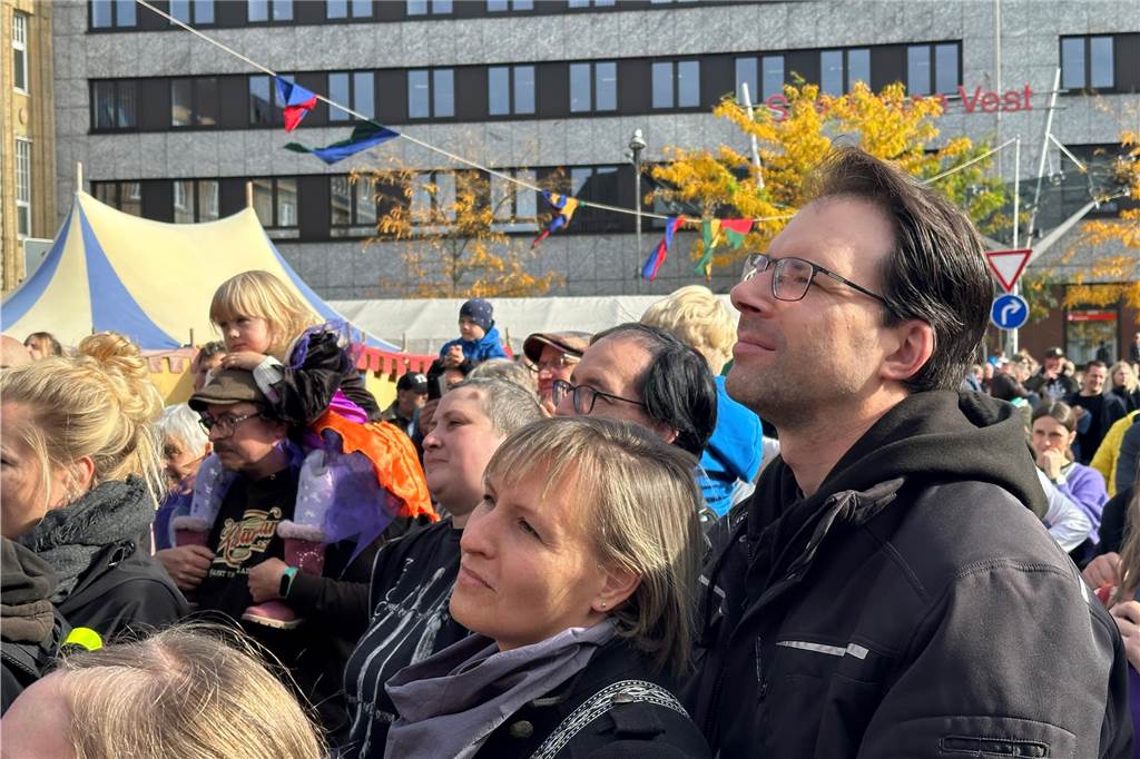 Volles Programm auf dem Mittelaltermarkt in Castrop. Am Sonntag durften die Gäste Schwertkämpfe von Rittern, Hexen- und Spinnenshows sowie viele weitere Attraktionen bestaunen.