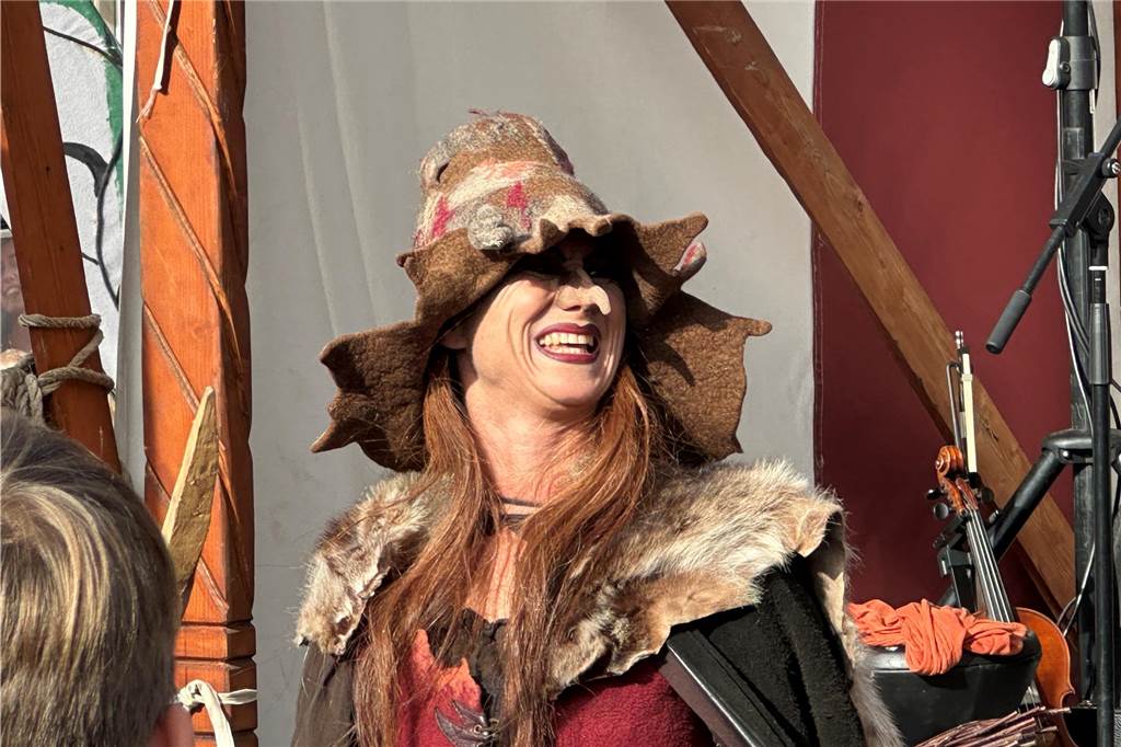 Volles Programm auf dem Mittelaltermarkt in Castrop. Am Sonntag durften die Gäste Schwertkämpfe von Rittern, Hexen- und Spinnenshows sowie viele weitere Attraktionen bestaunen.