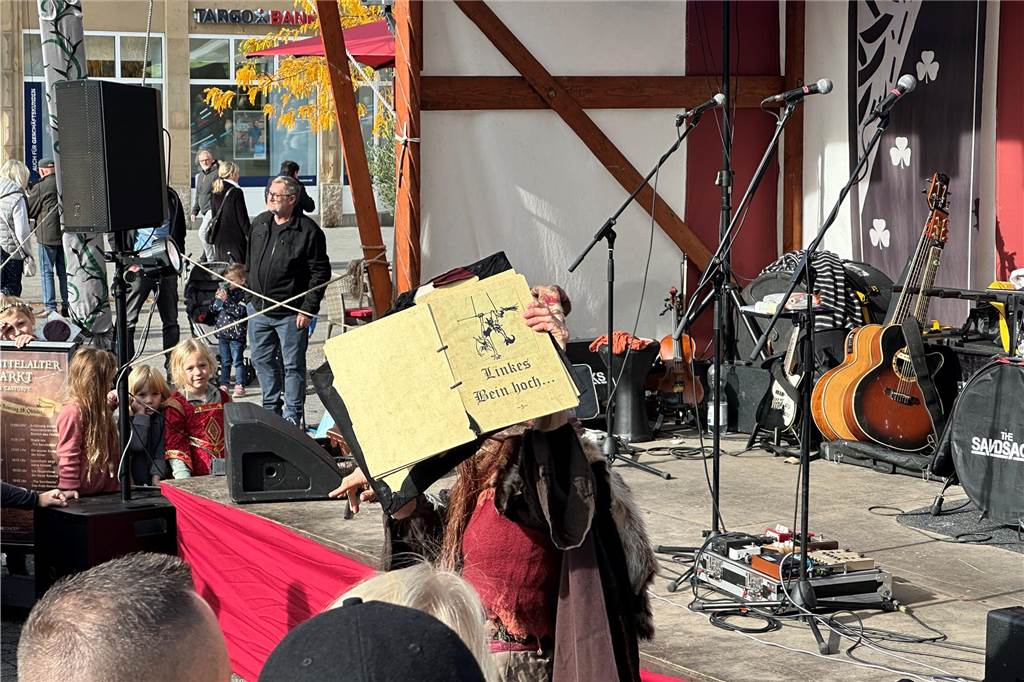 Volles Programm auf dem Mittelaltermarkt in Castrop. Am Sonntag durften die Gäste Schwertkämpfe von Rittern, Hexen- und Spinnenshows sowie viele weitere Attraktionen bestaunen.