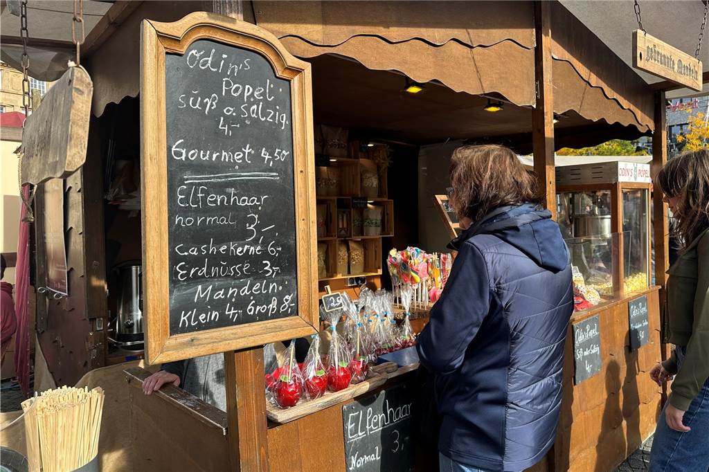 Volles Programm auf dem Mittelaltermarkt in Castrop. Am Sonntag durften die Gäste Schwertkämpfe von Rittern, Hexen- und Spinnenshows sowie viele weitere Attraktionen bestaunen.