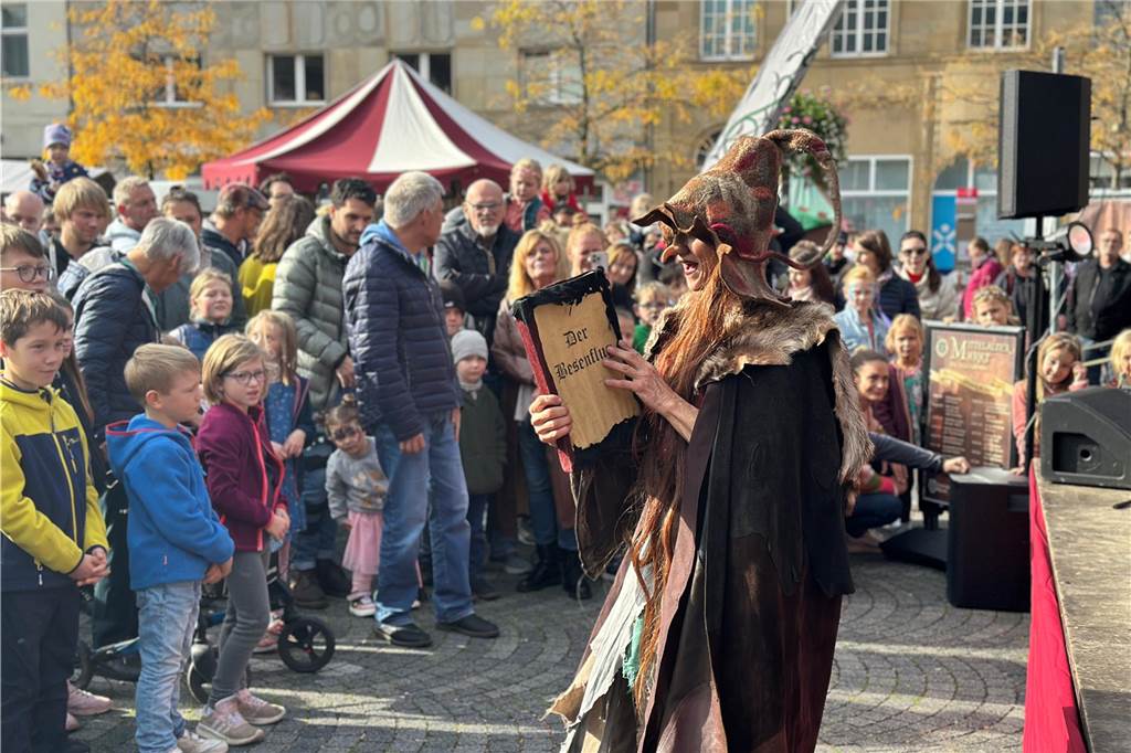 Volles Programm auf dem Mittelaltermarkt in Castrop. Am Sonntag durften die Gäste Schwertkämpfe von Rittern, Hexen- und Spinnenshows sowie viele weitere Attraktionen bestaunen.