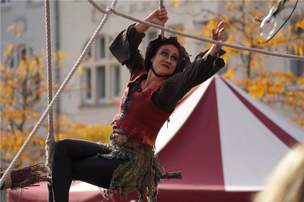 Volles Programm auf dem Mittelaltermarkt in Castrop. Am Sonntag durften die Gäste Schwertkämpfe von Rittern, Hexen- und Spinnenshows sowie viele weitere Attraktionen bestaunen.